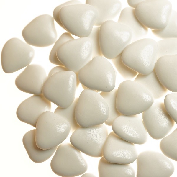Herz-Schokoladendragées in Weiß seidenmatt glänzend